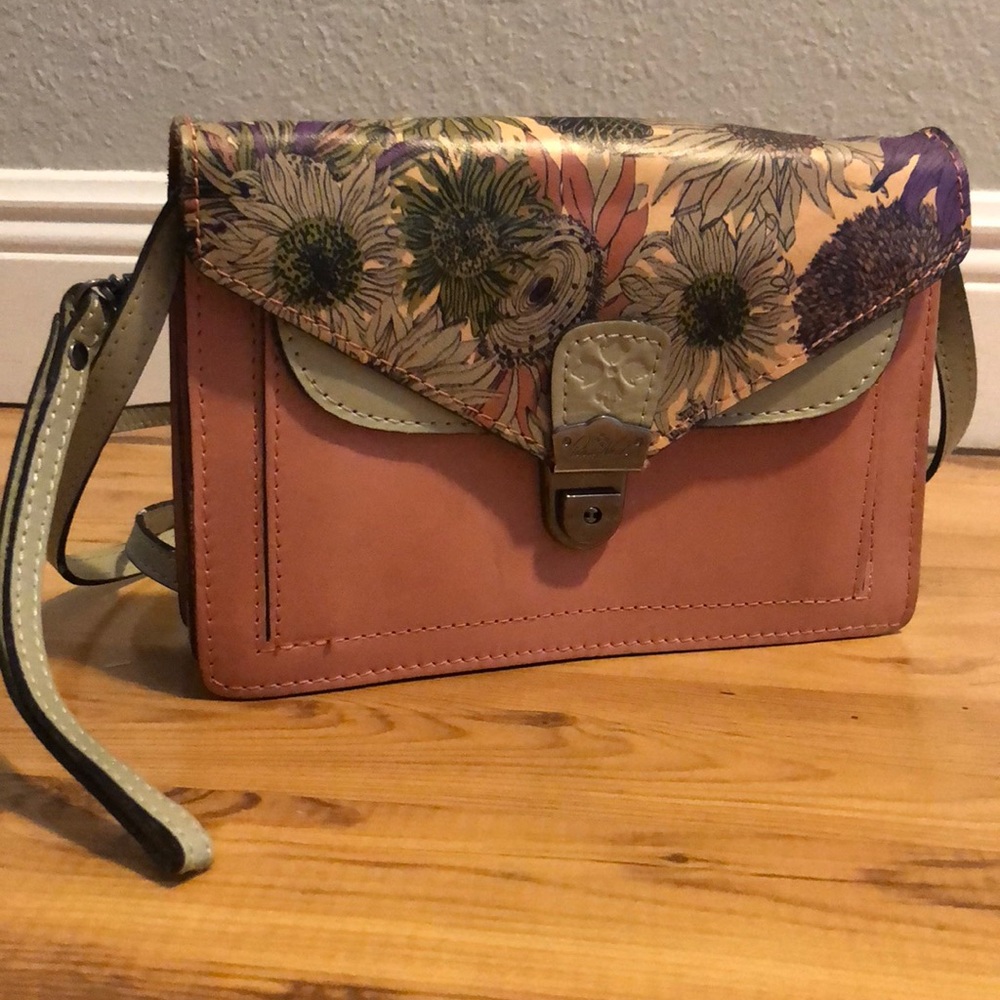 Crossbody/ can use as wristlet